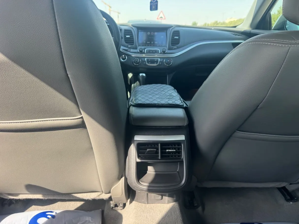 Car image 19