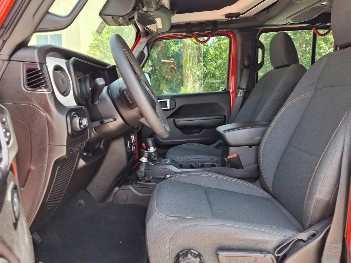 Car image 12