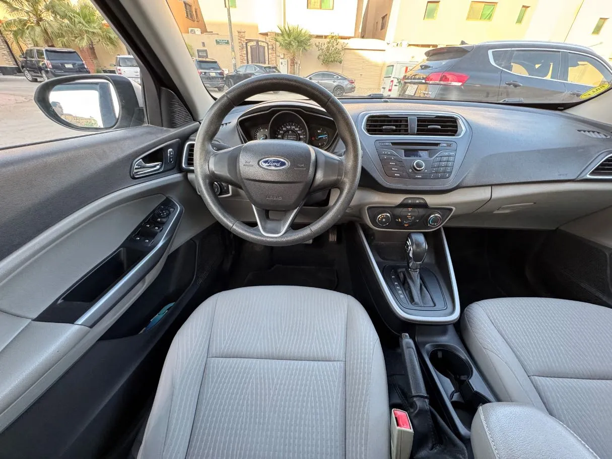 Car image 16