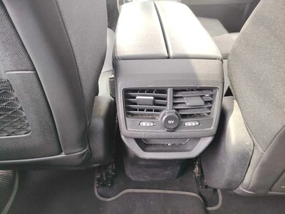 Car image 40