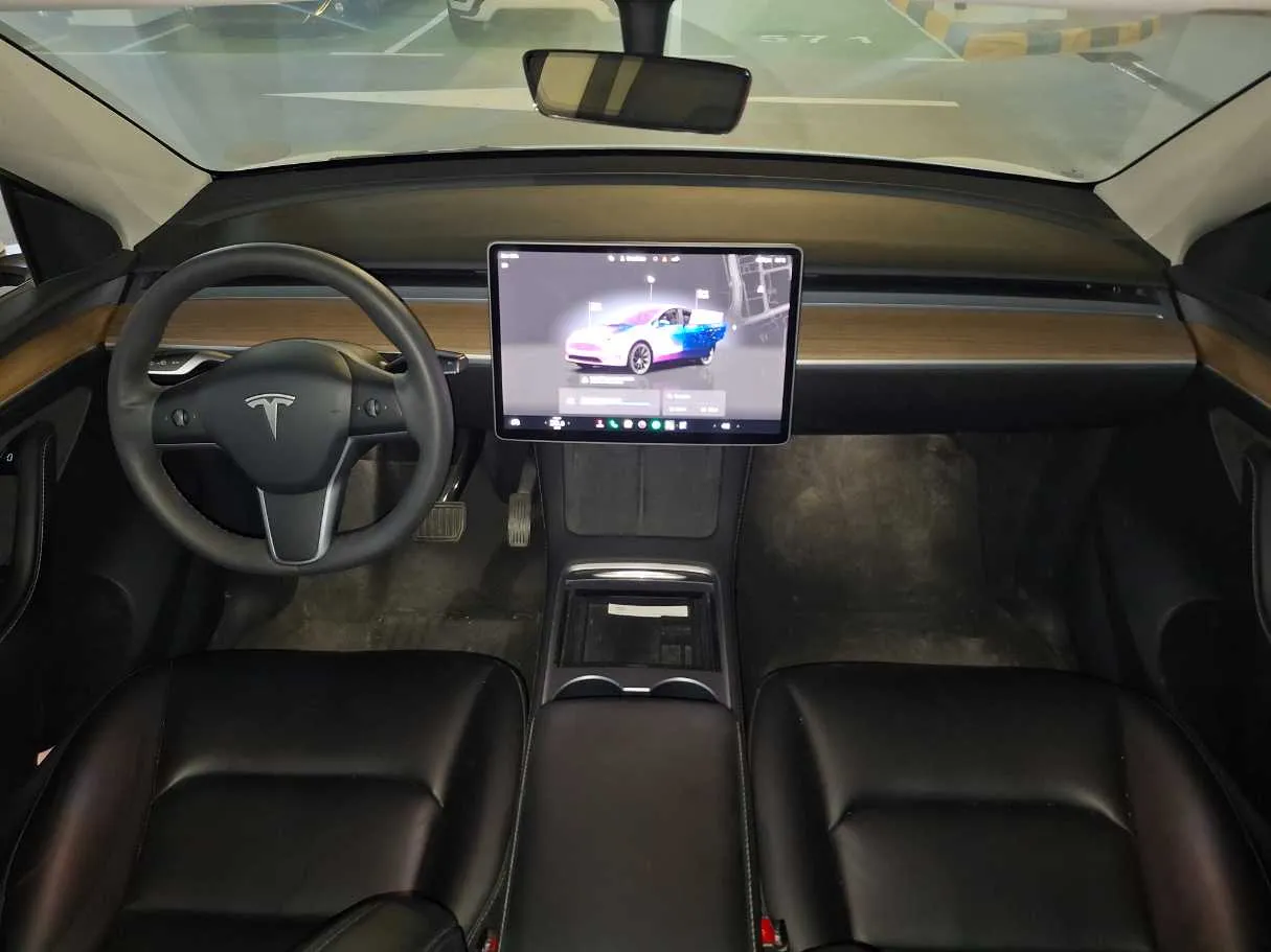 Car image 18