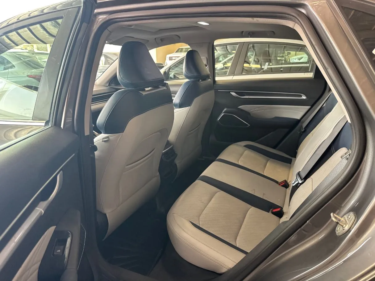 Car image 14