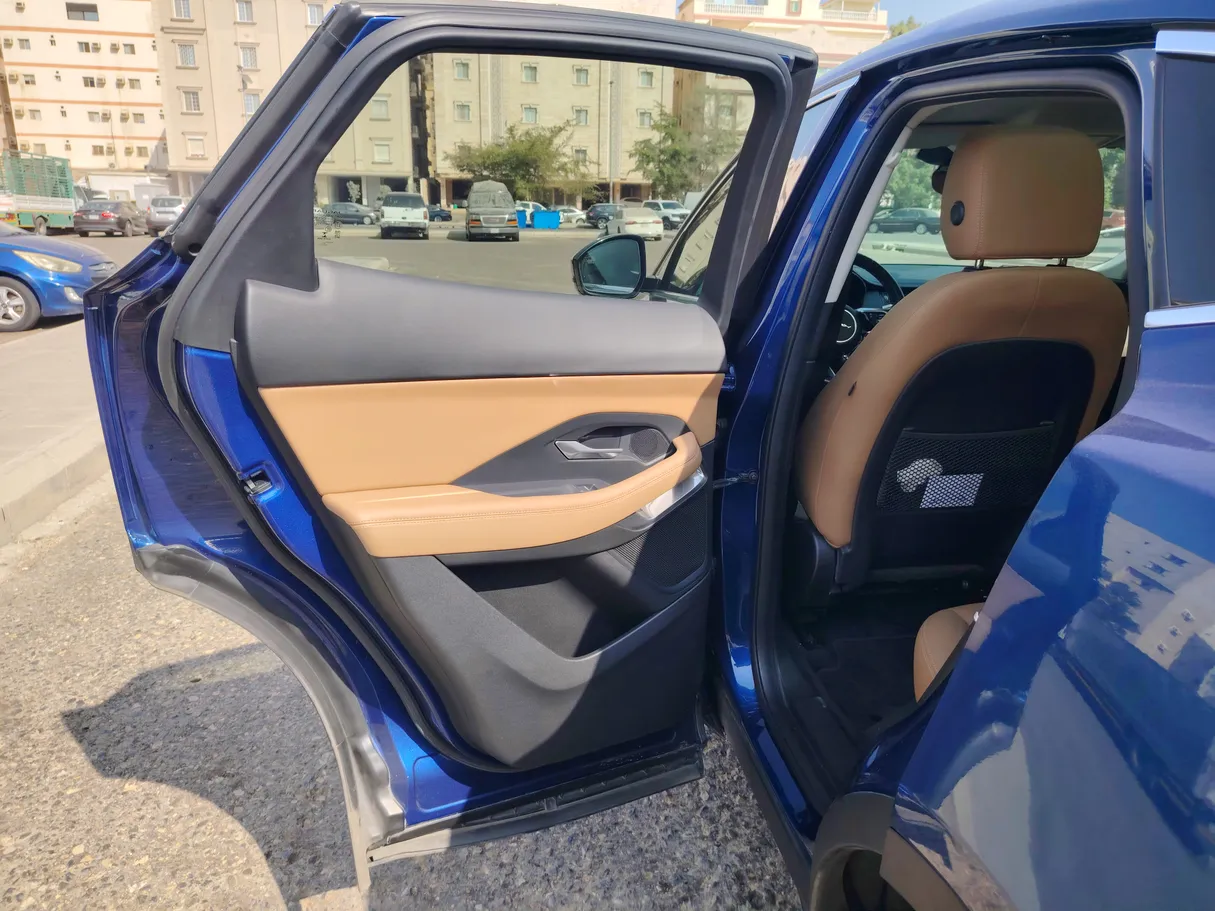 Car image 14