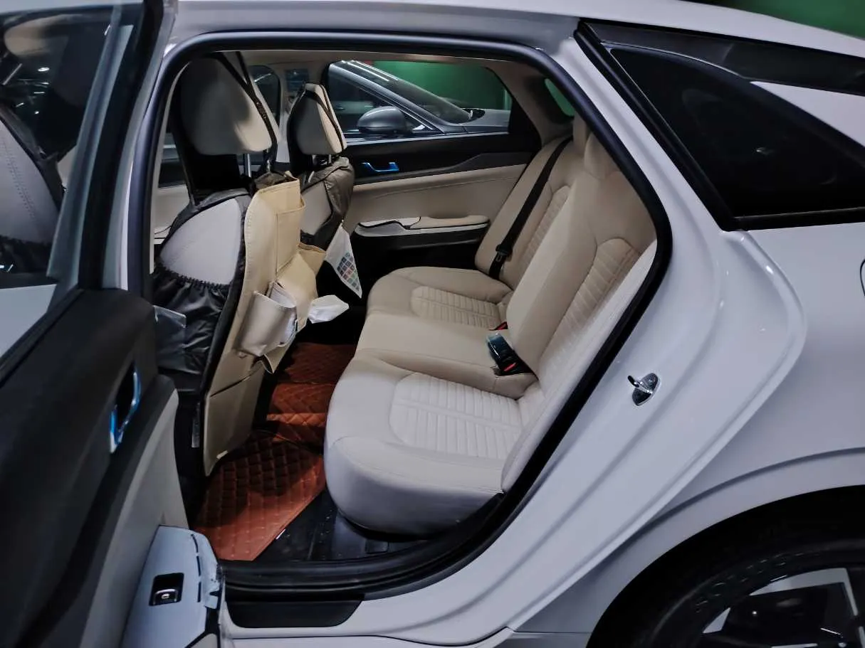Car image 15