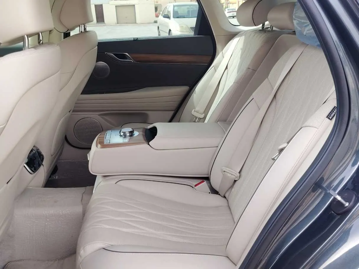 Car image 16