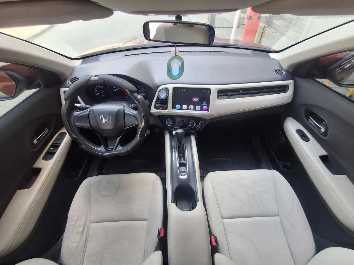 Car image 14