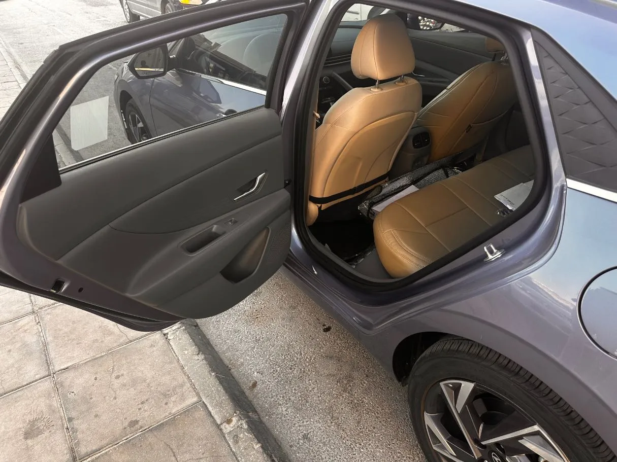 Car image 13