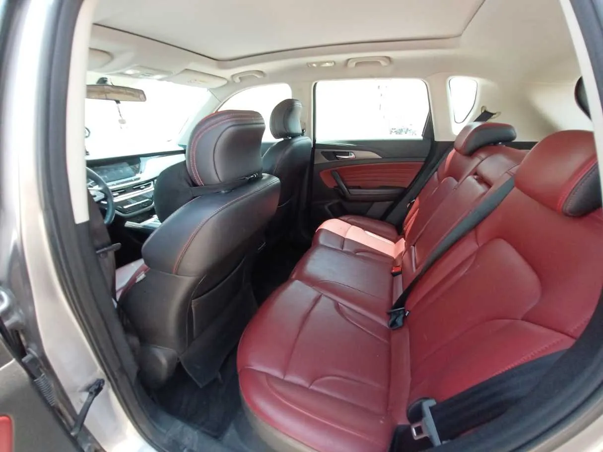 Car image 12