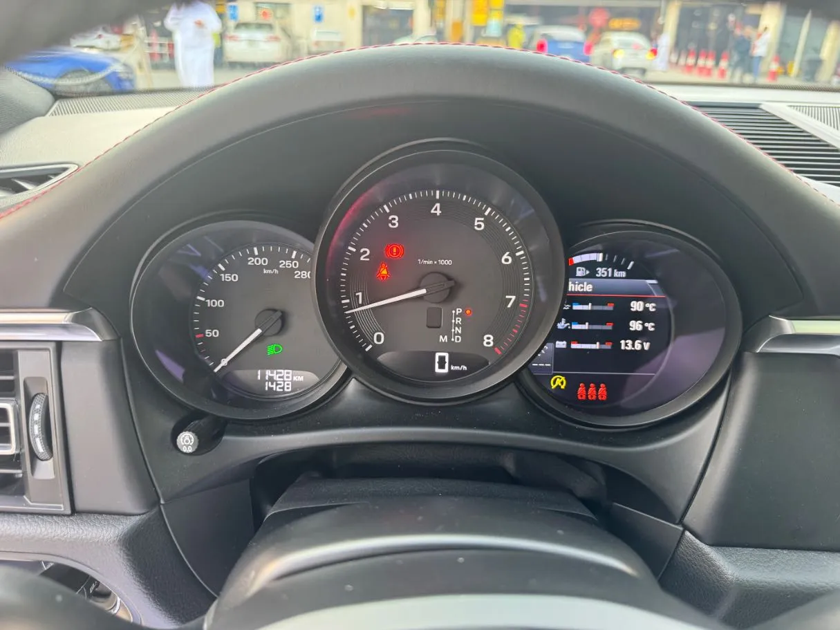 Car image 19