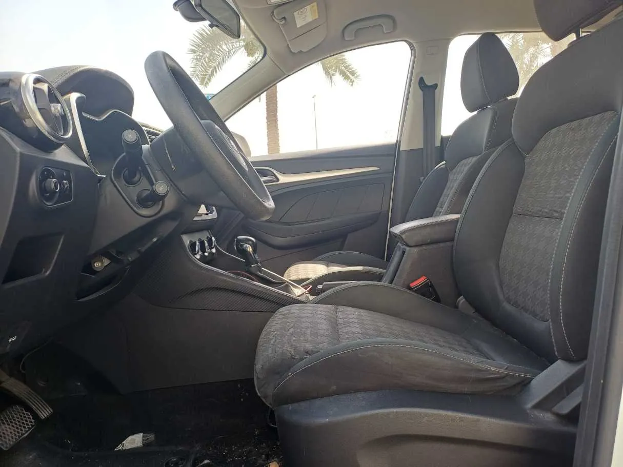Car image 12
