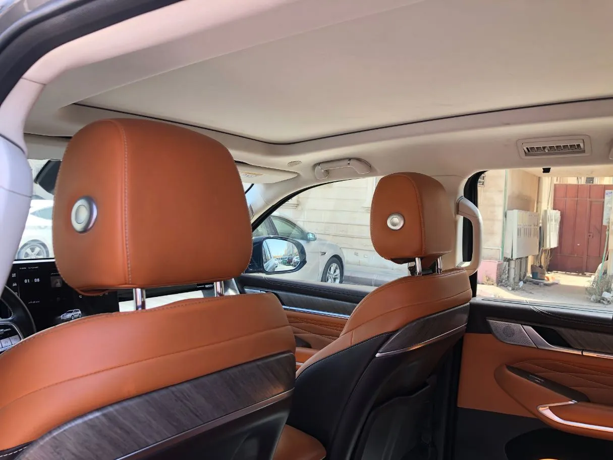 Car image 13