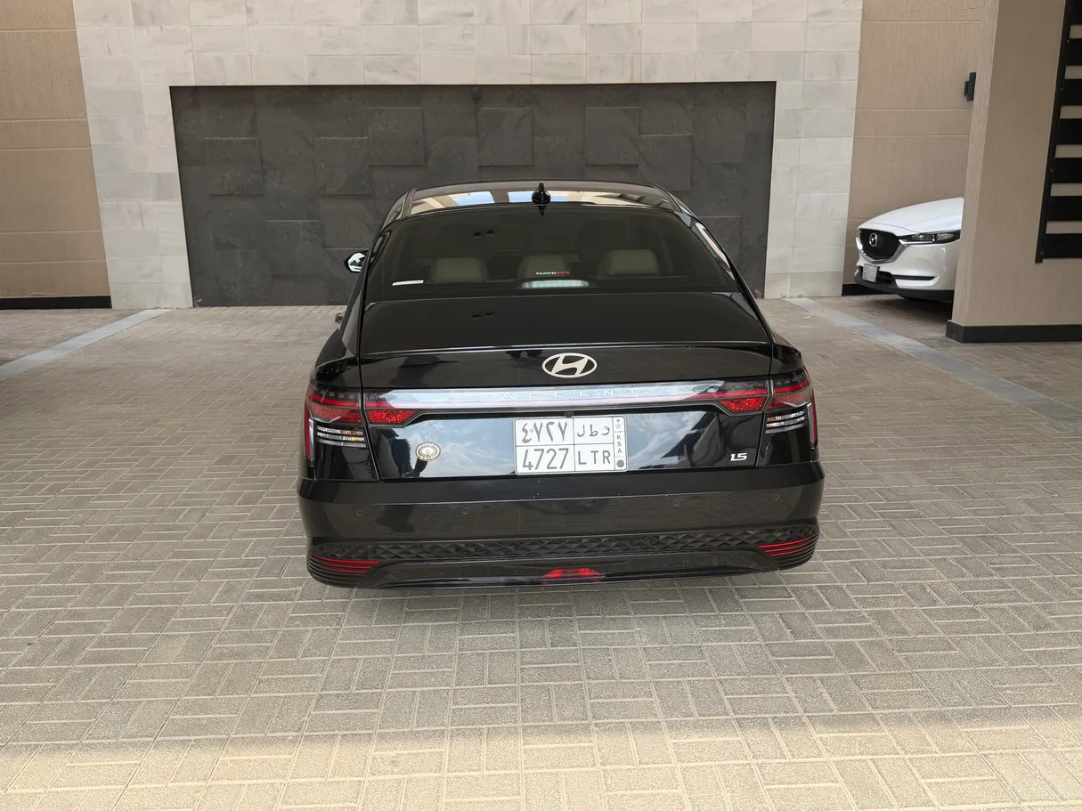 Car image 4