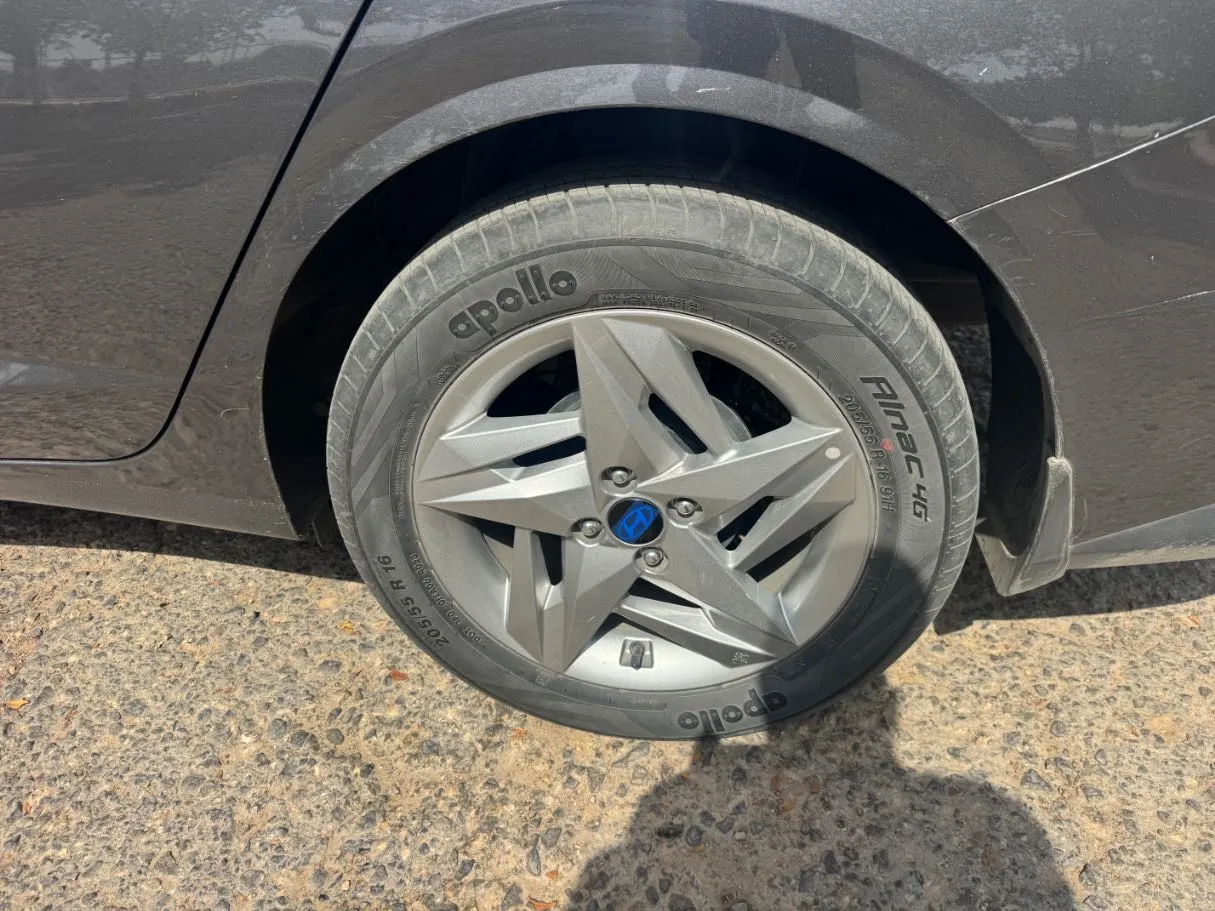 Car image 9