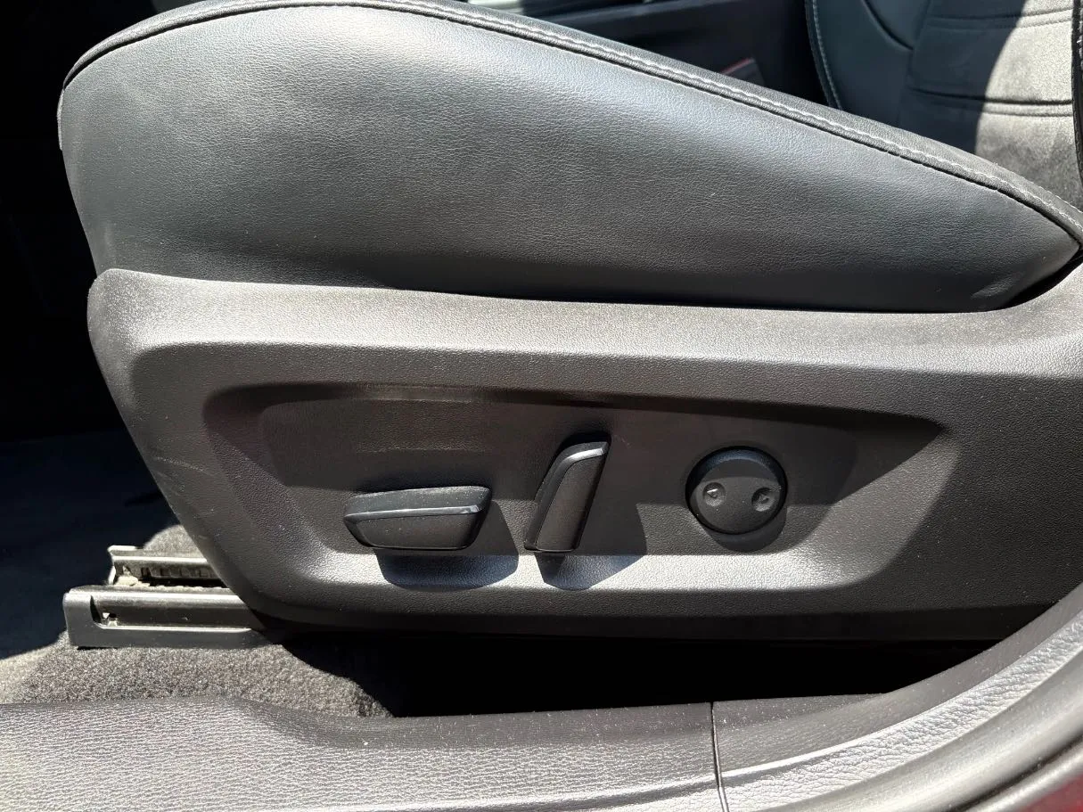 Car image 30