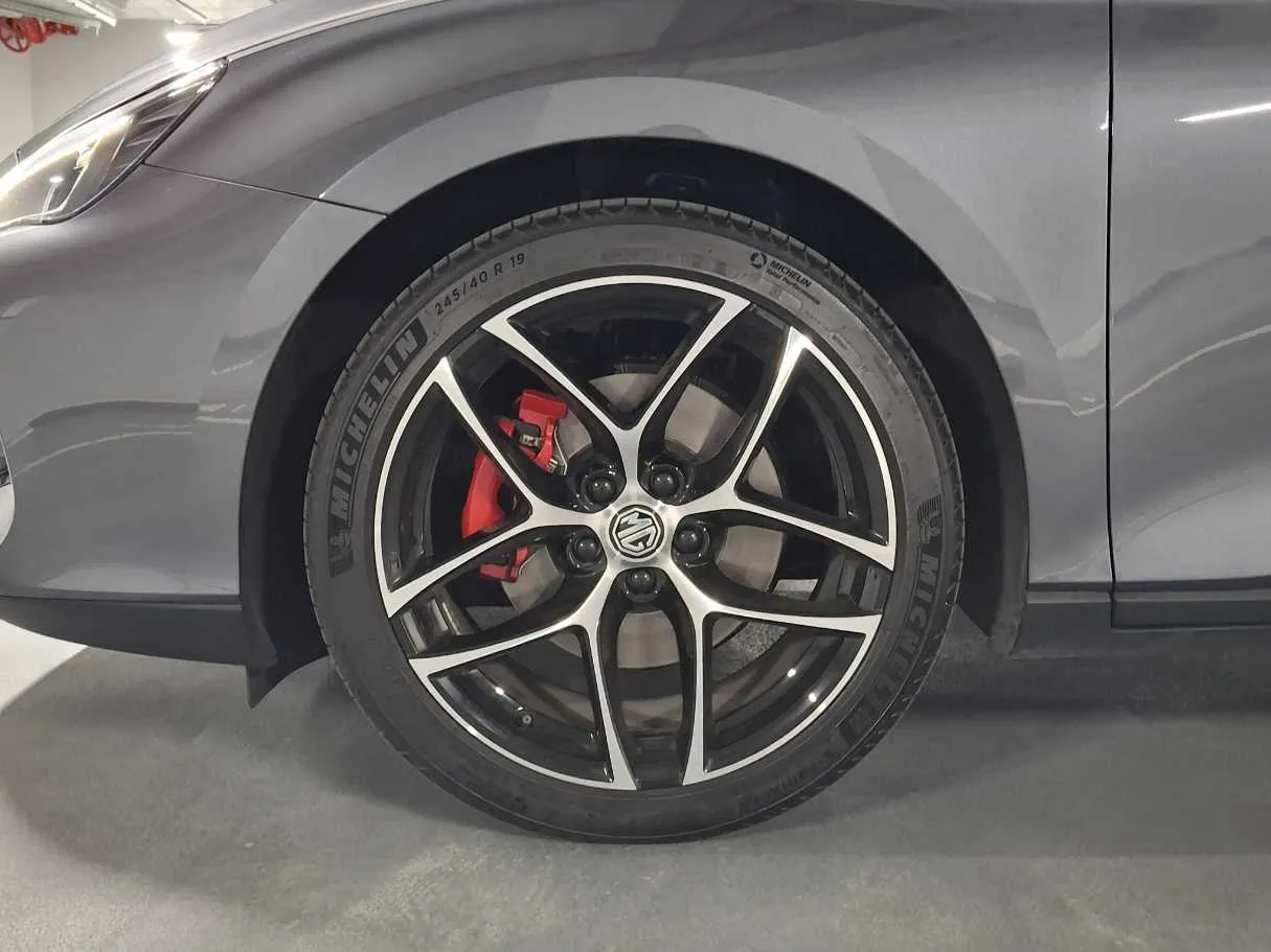 Car image 9