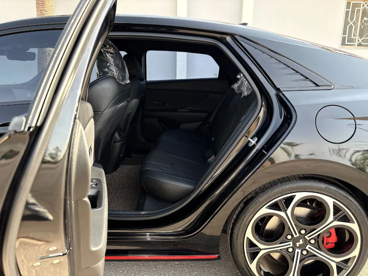 Car image 15
