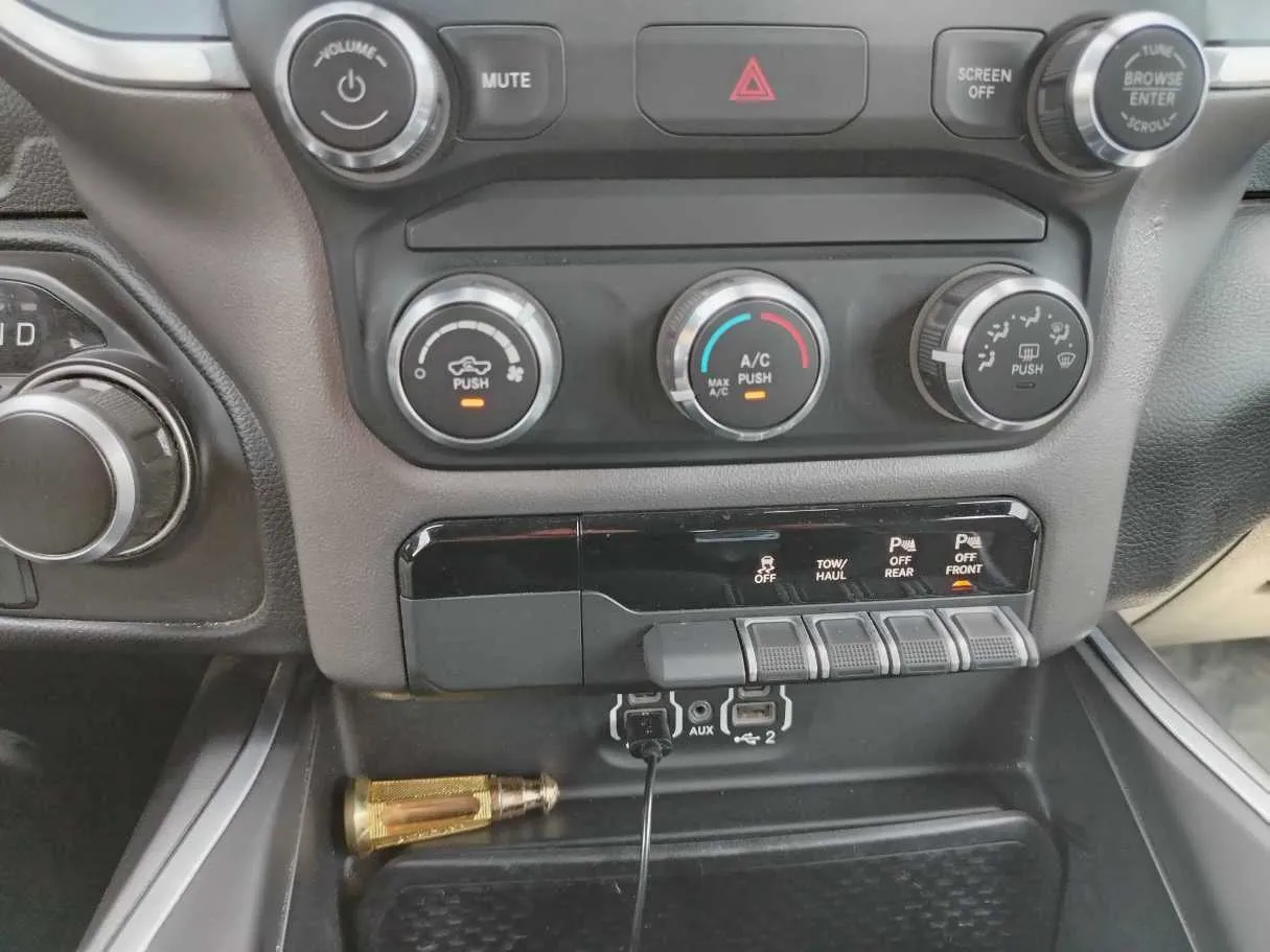 Car image 25