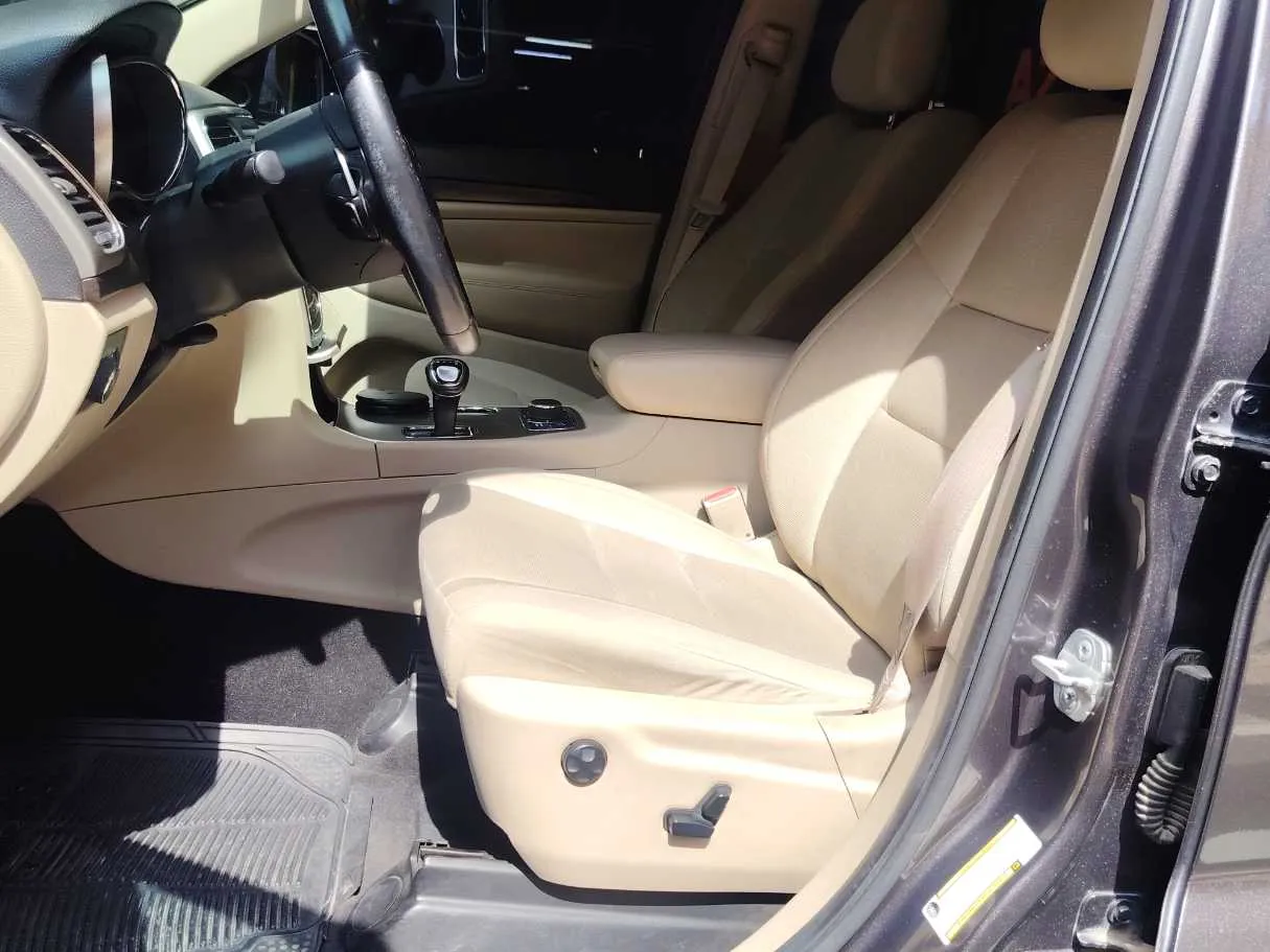 Car image 12