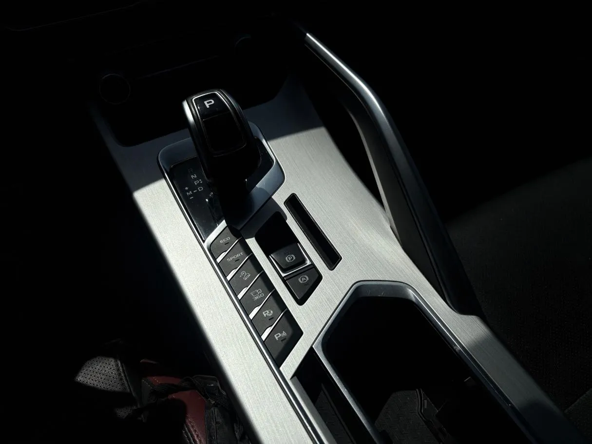 Car image 19