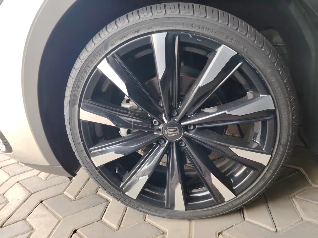 Car image 10