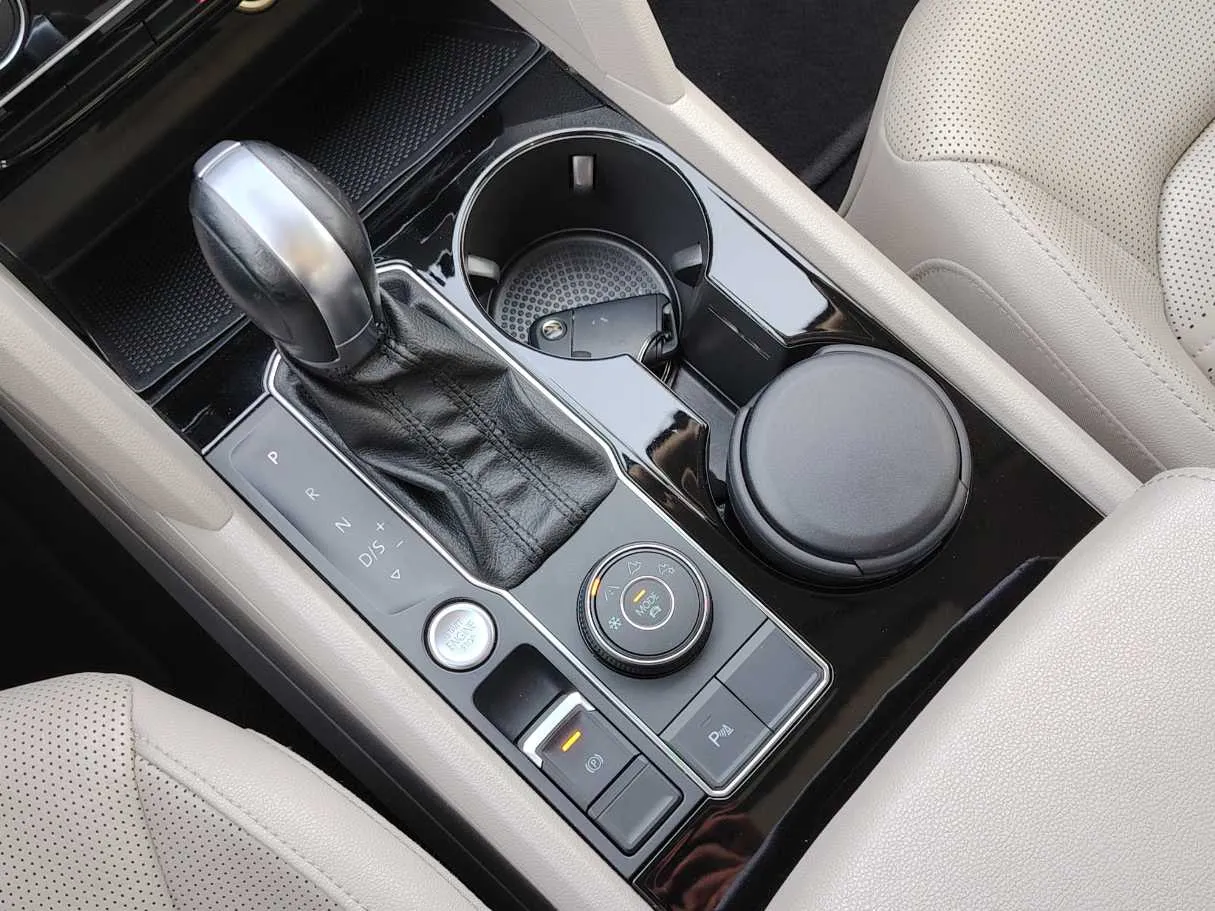 Car image 24