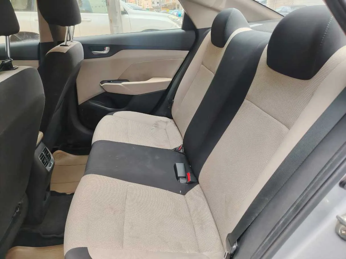Car image 18