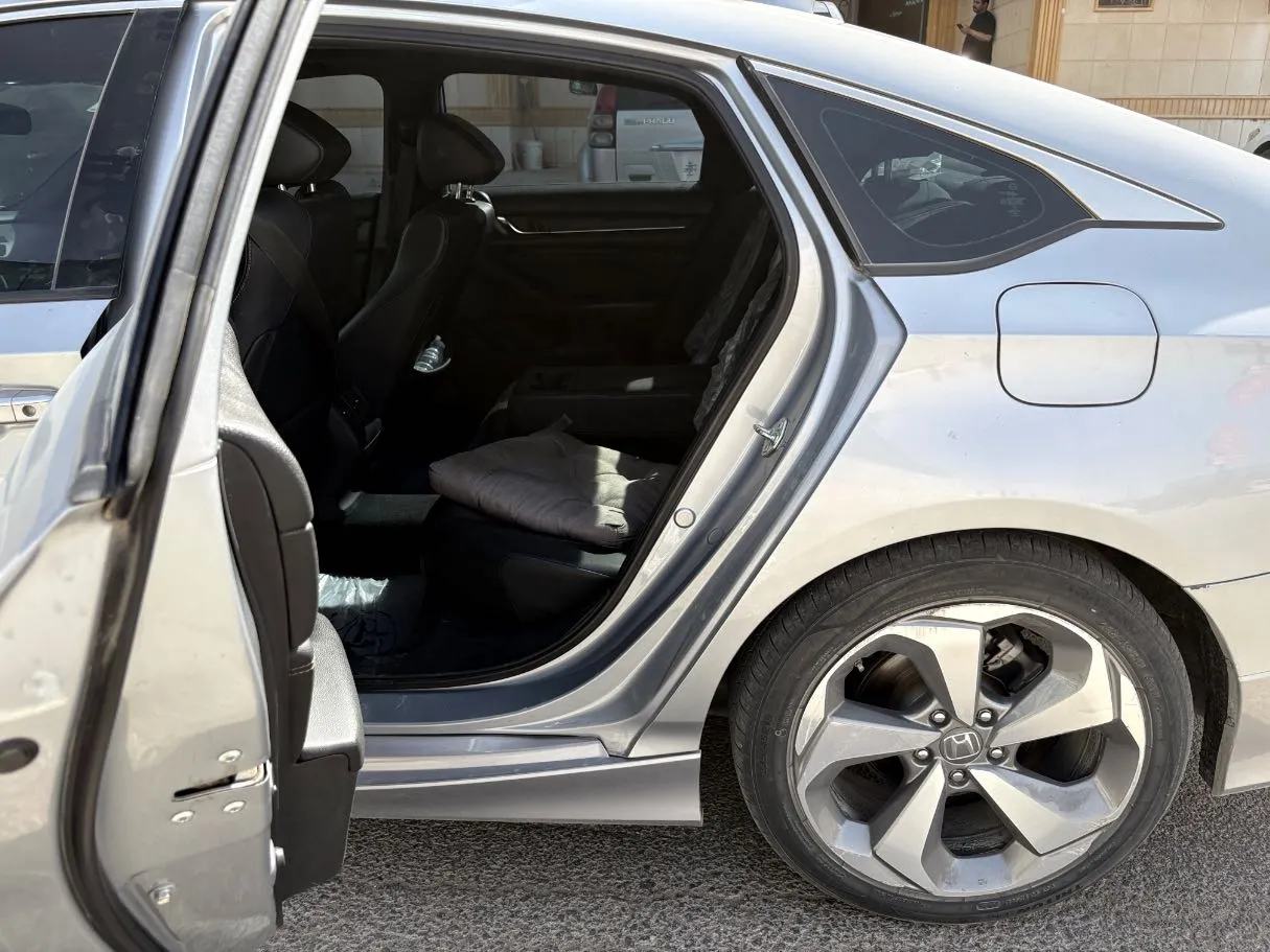 Car image 15