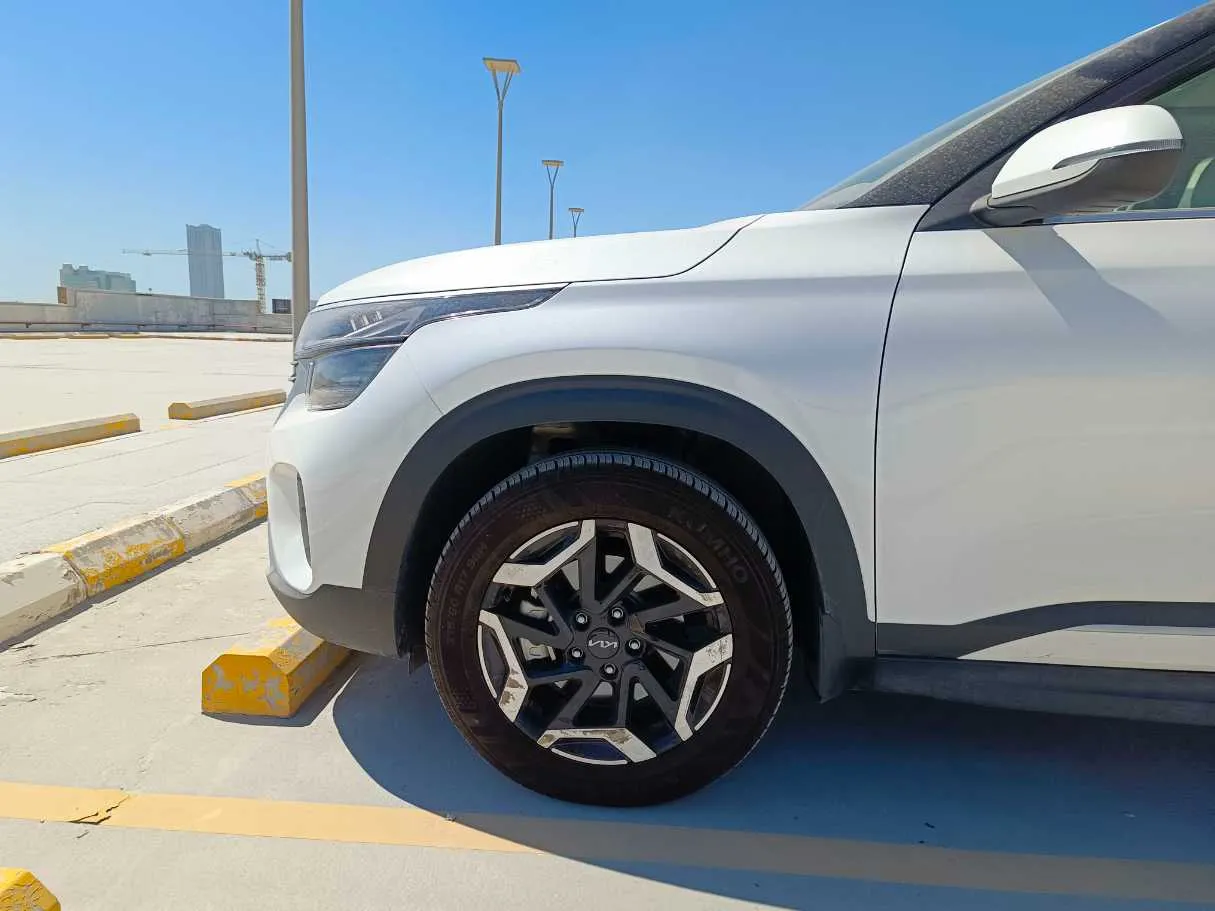 Car image 9