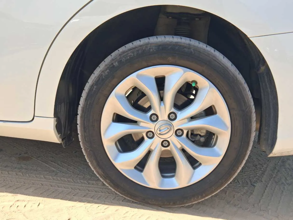 Car image 9