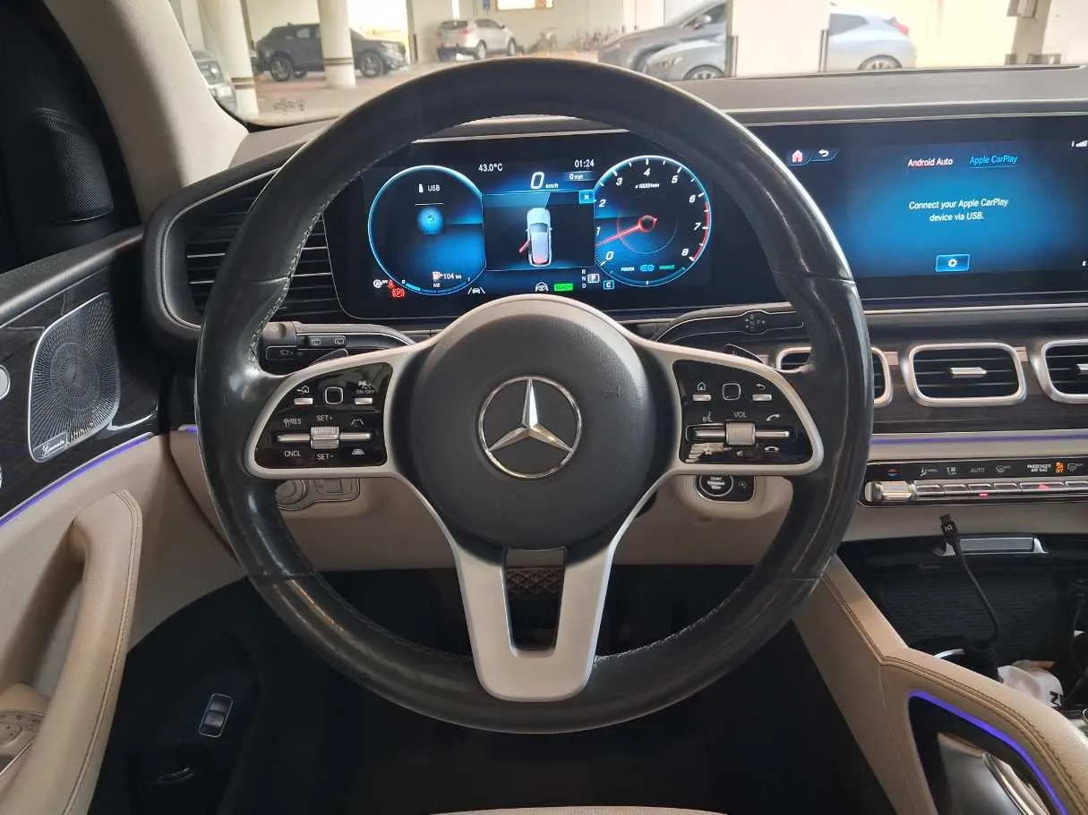 Car image 18