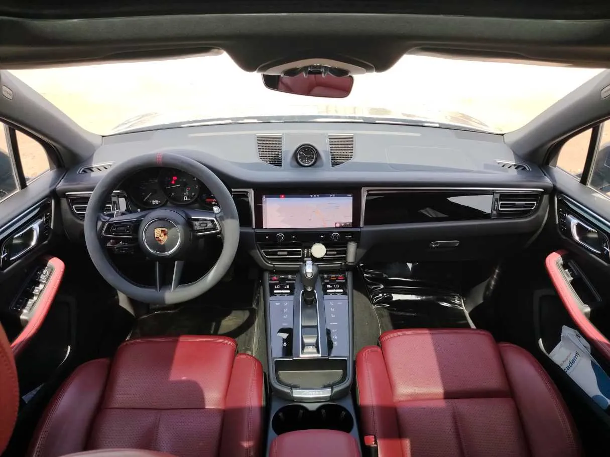 Car image 19