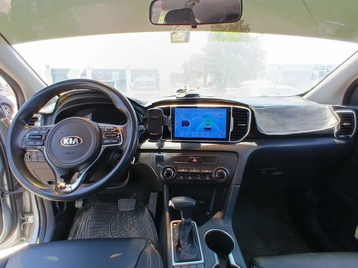 Car image 14