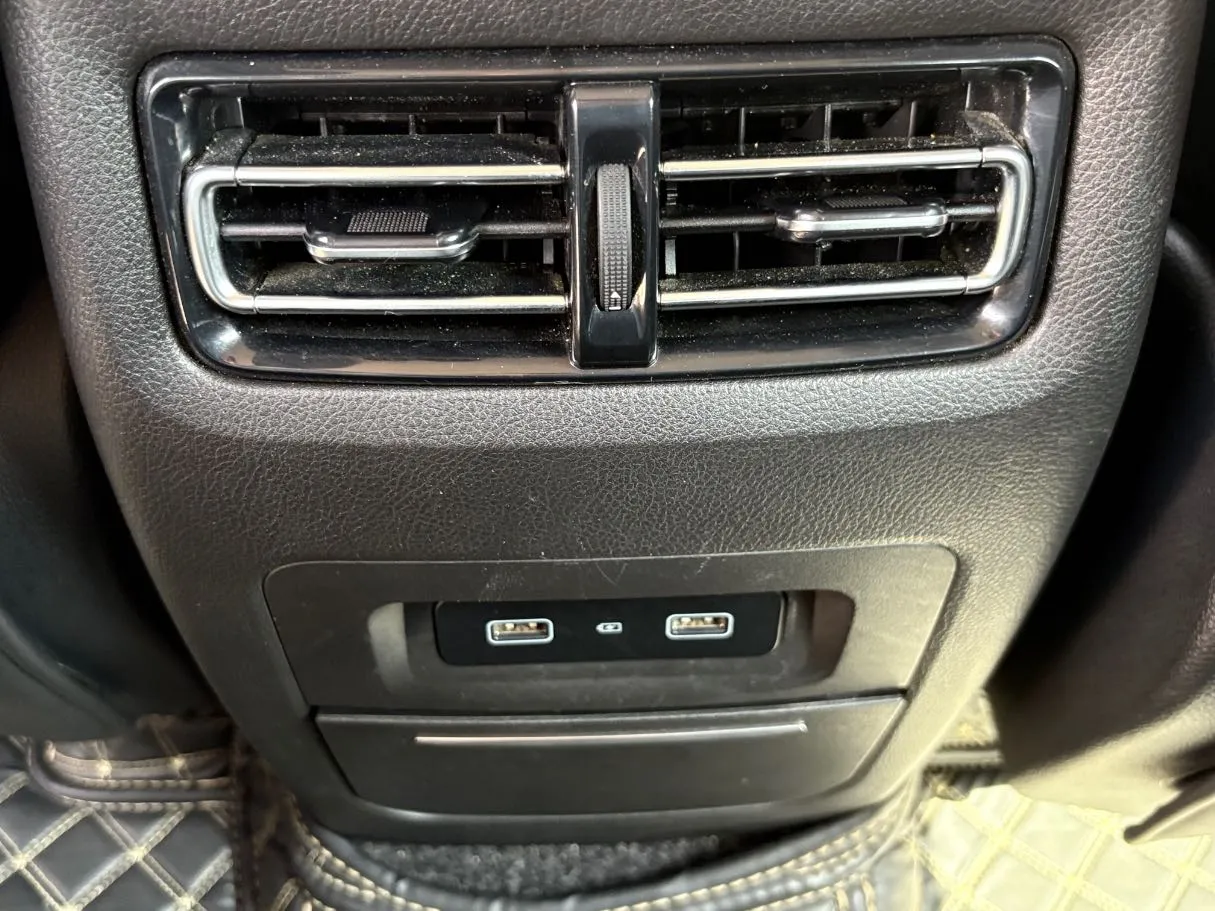 Car image 26