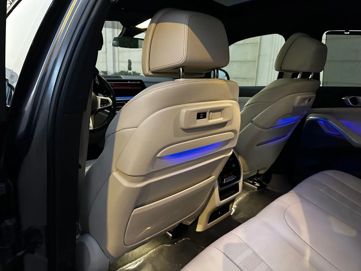 Car image 18
