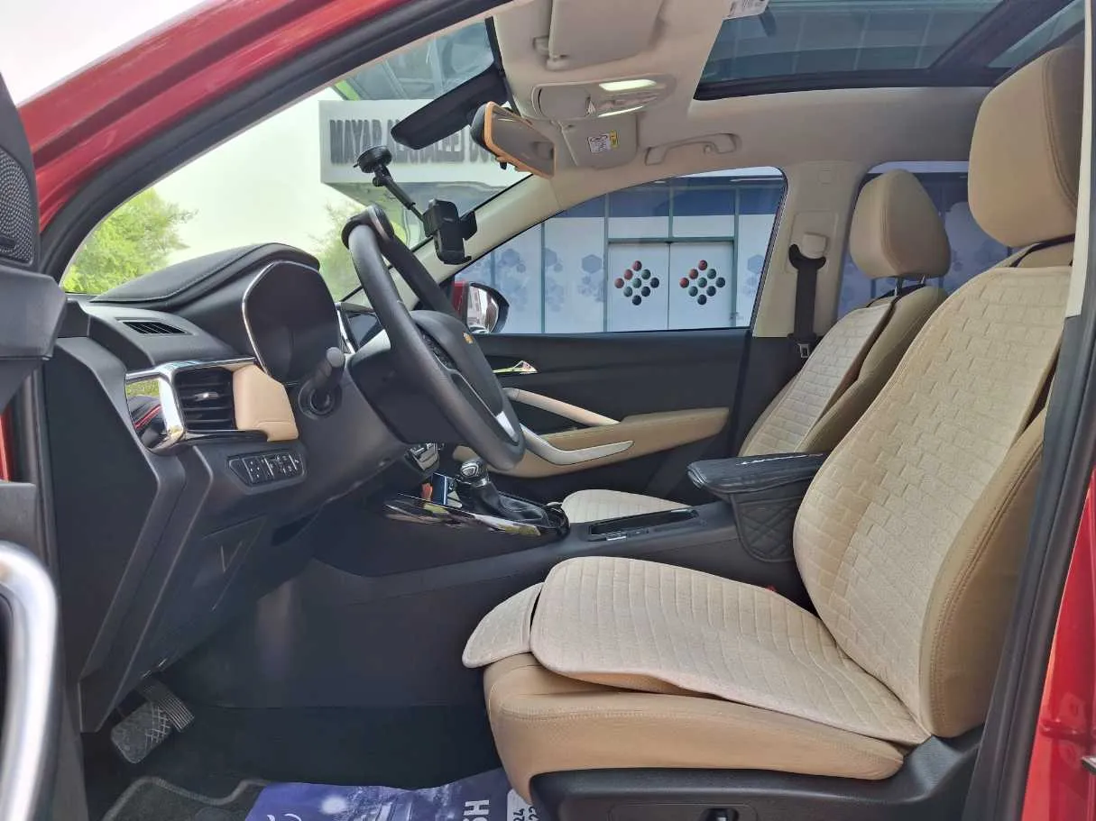 Car image 12