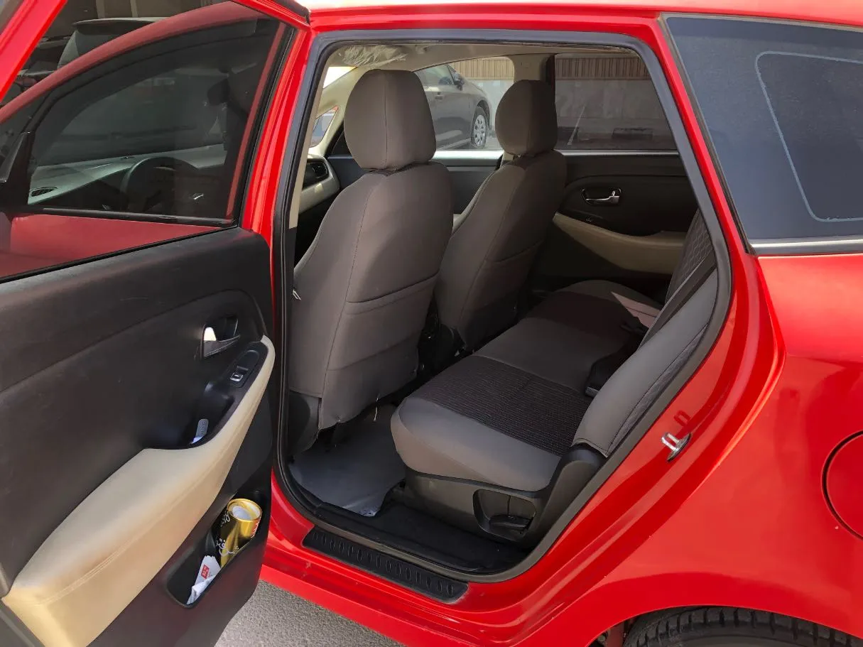 Car image 14