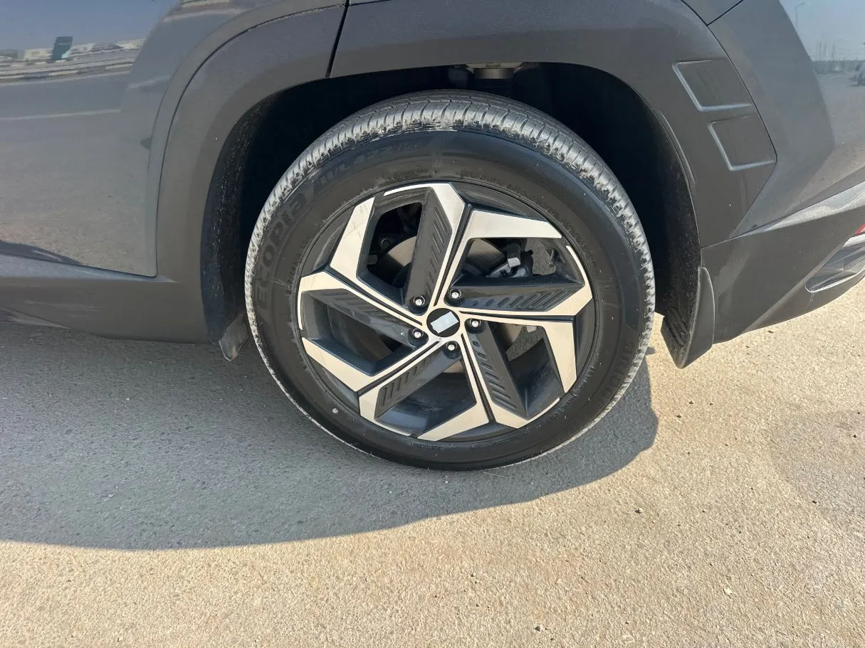 Car image 9