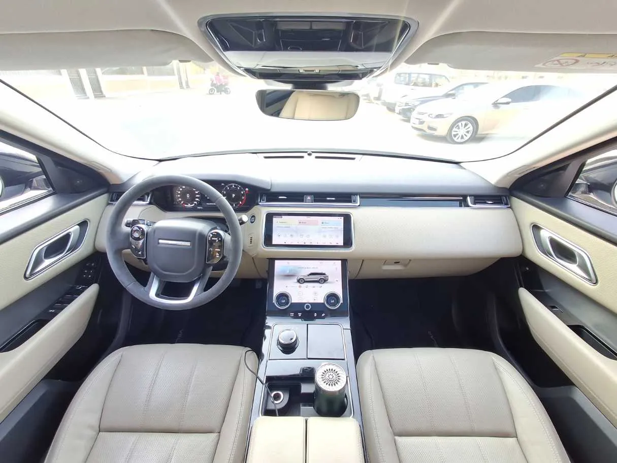 Car image 14
