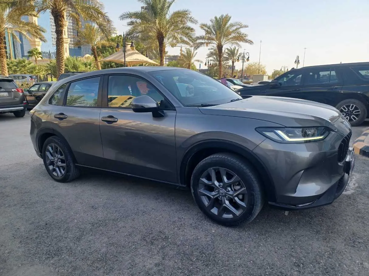 Car image 4