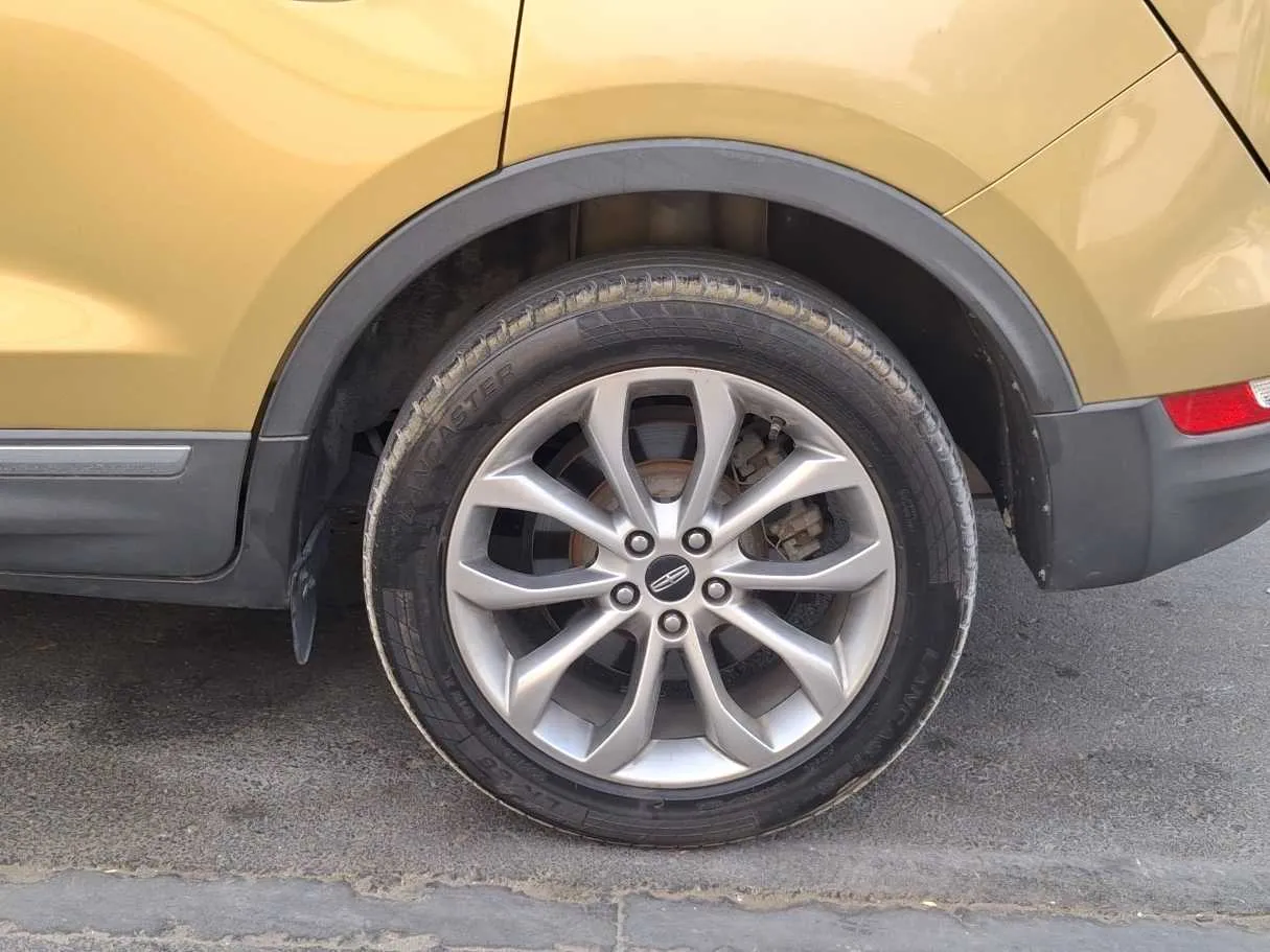 Car image 9