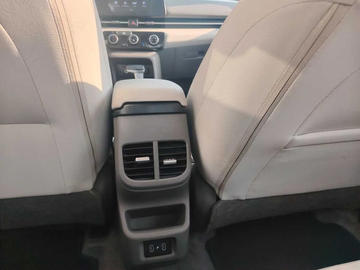 Car image 27