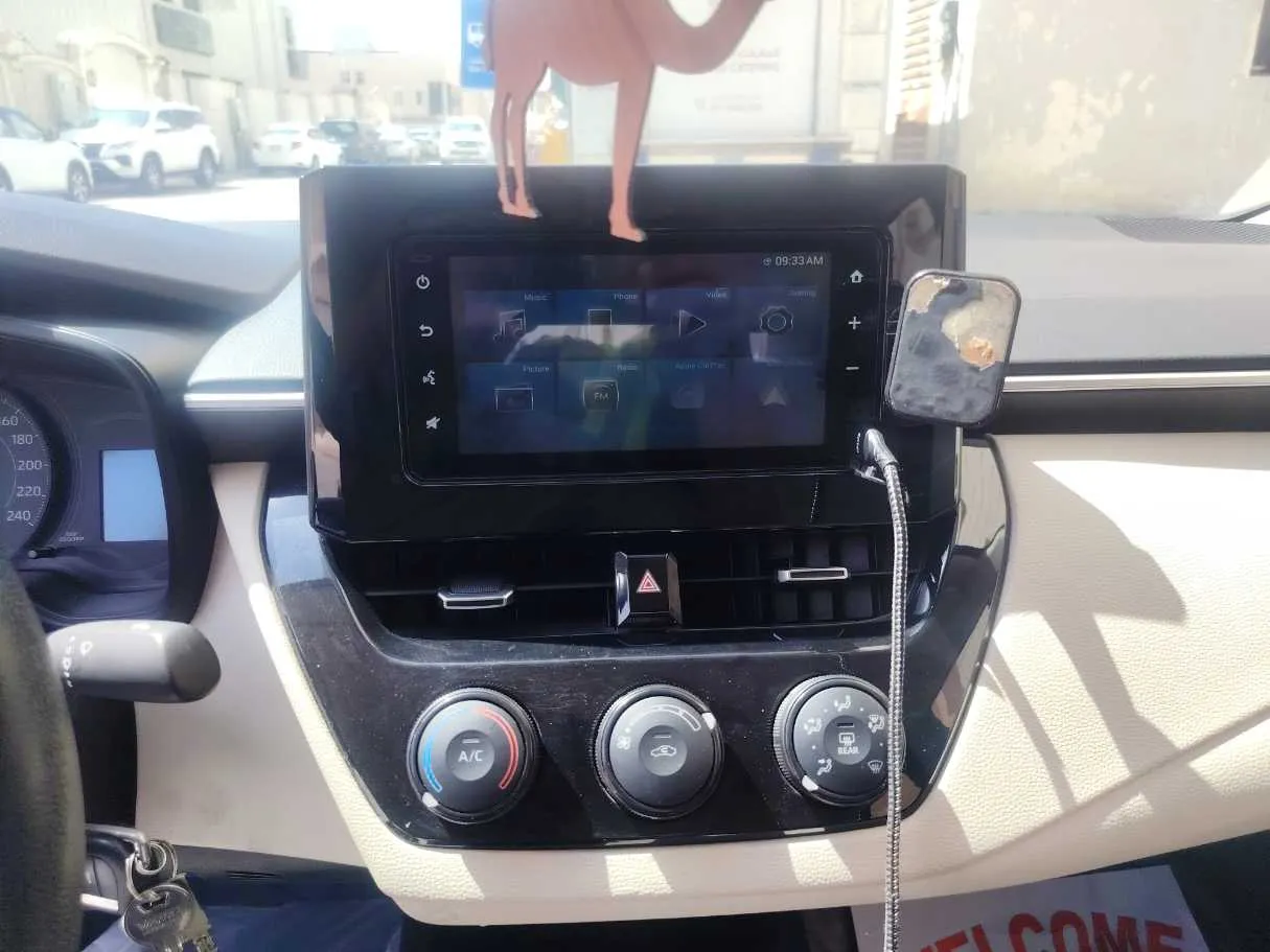 Car image 14