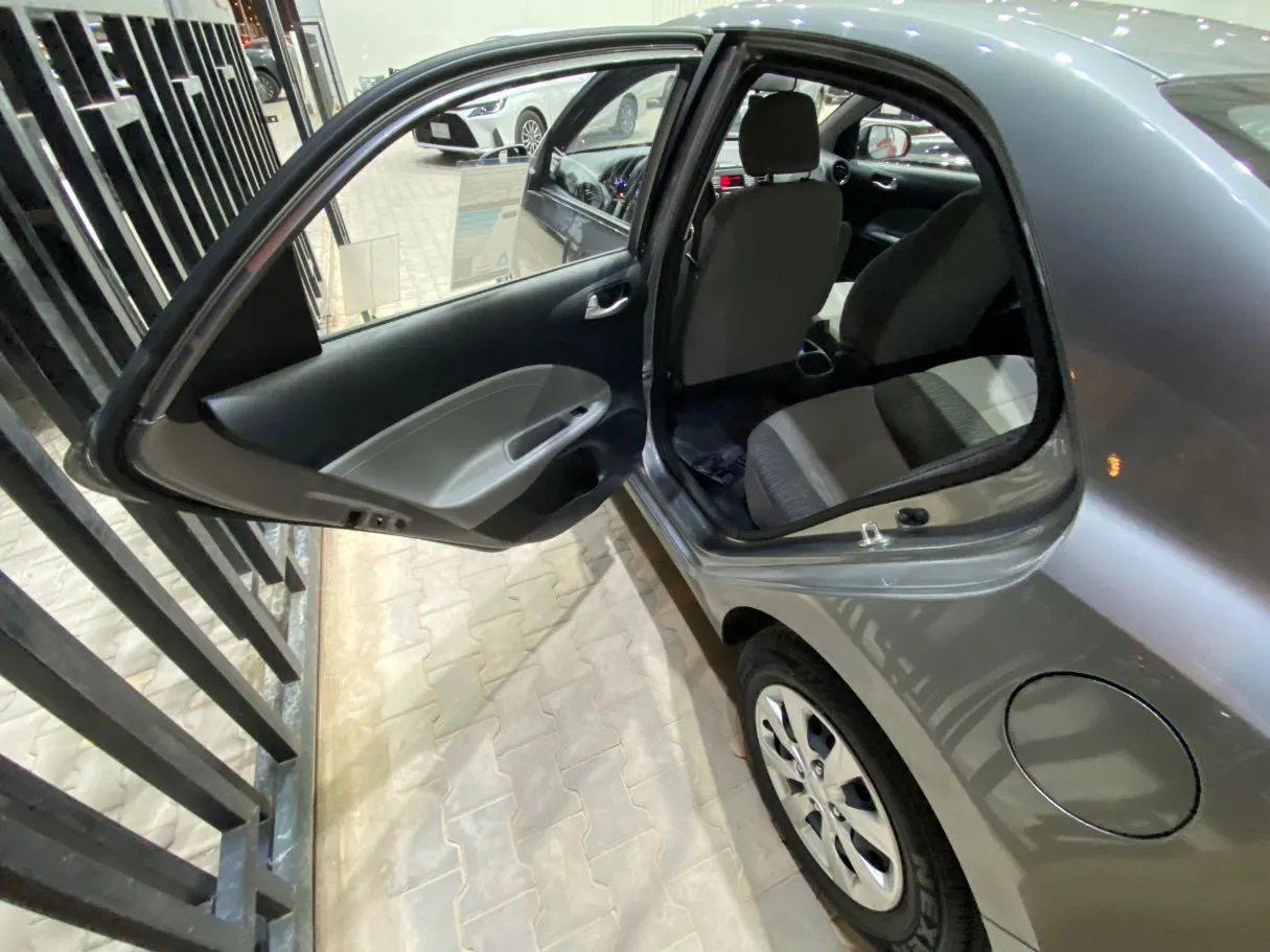 Car image 9