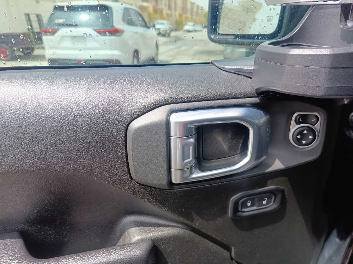 Car image 27