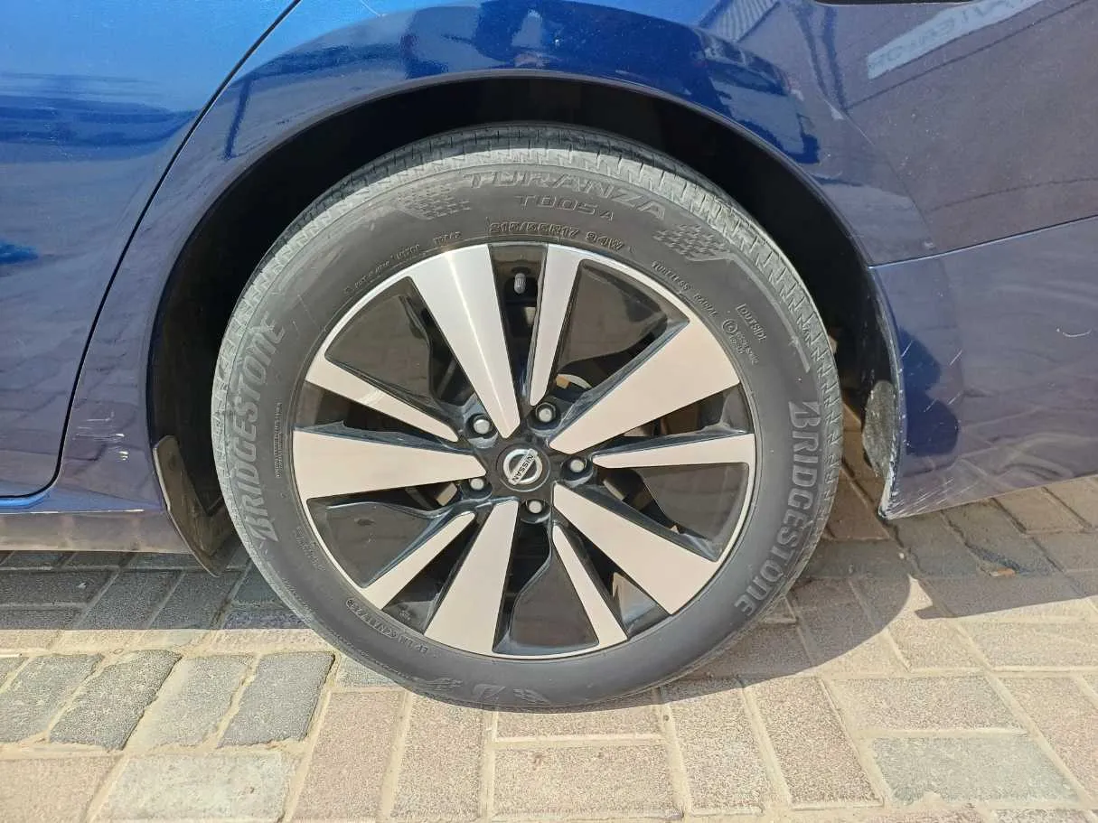 Car image 9