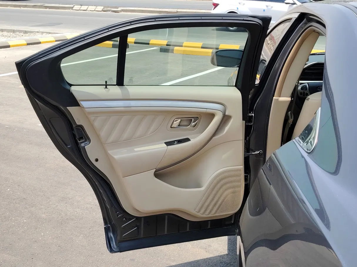 Car image 14