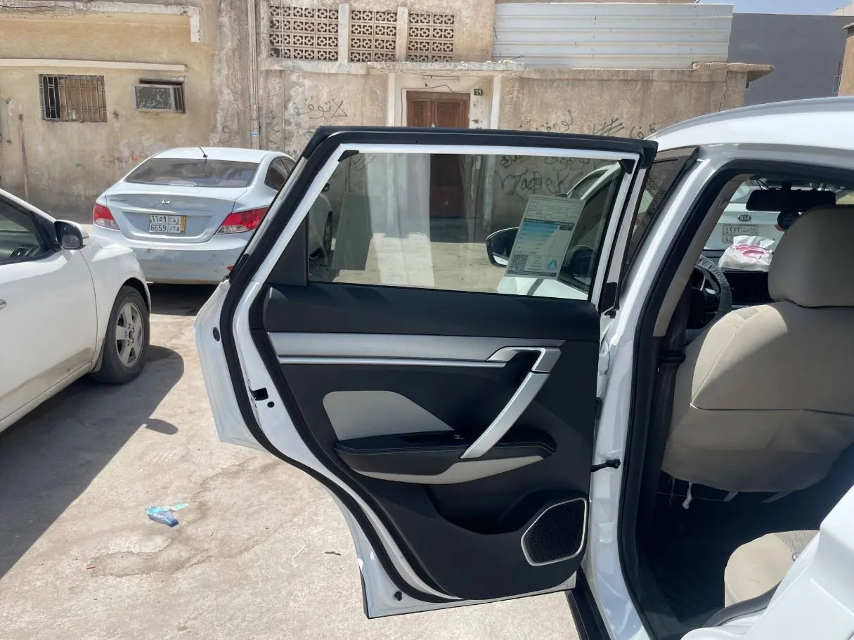 Car image 14