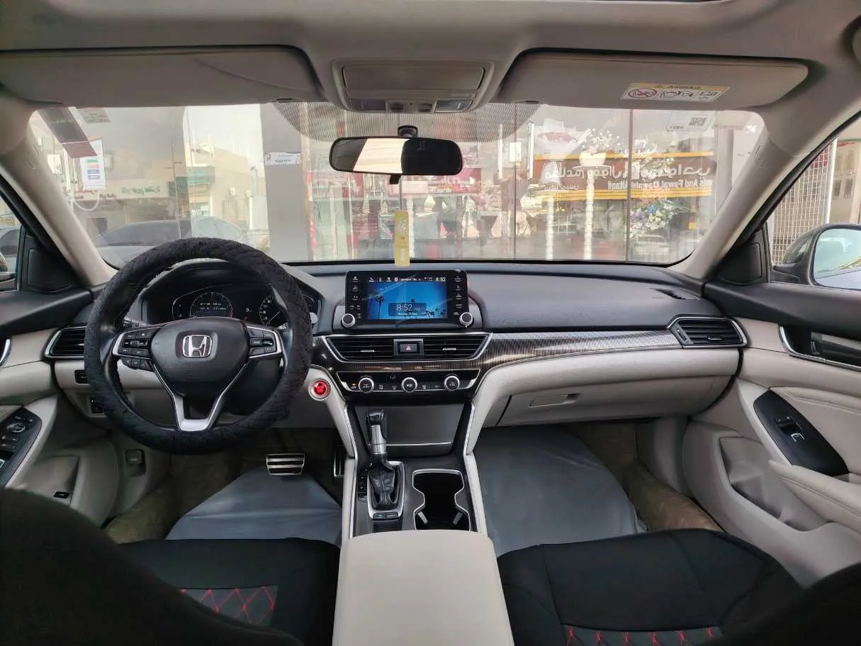 Car image 16