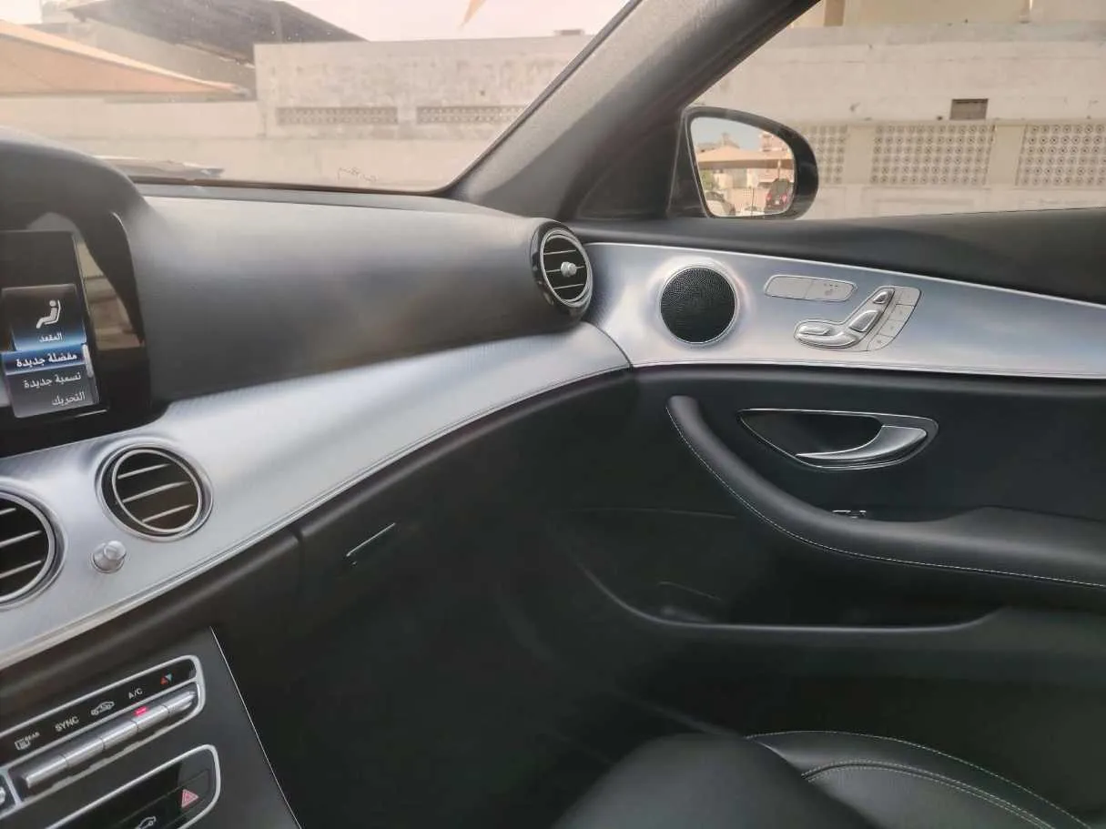 Car image 32