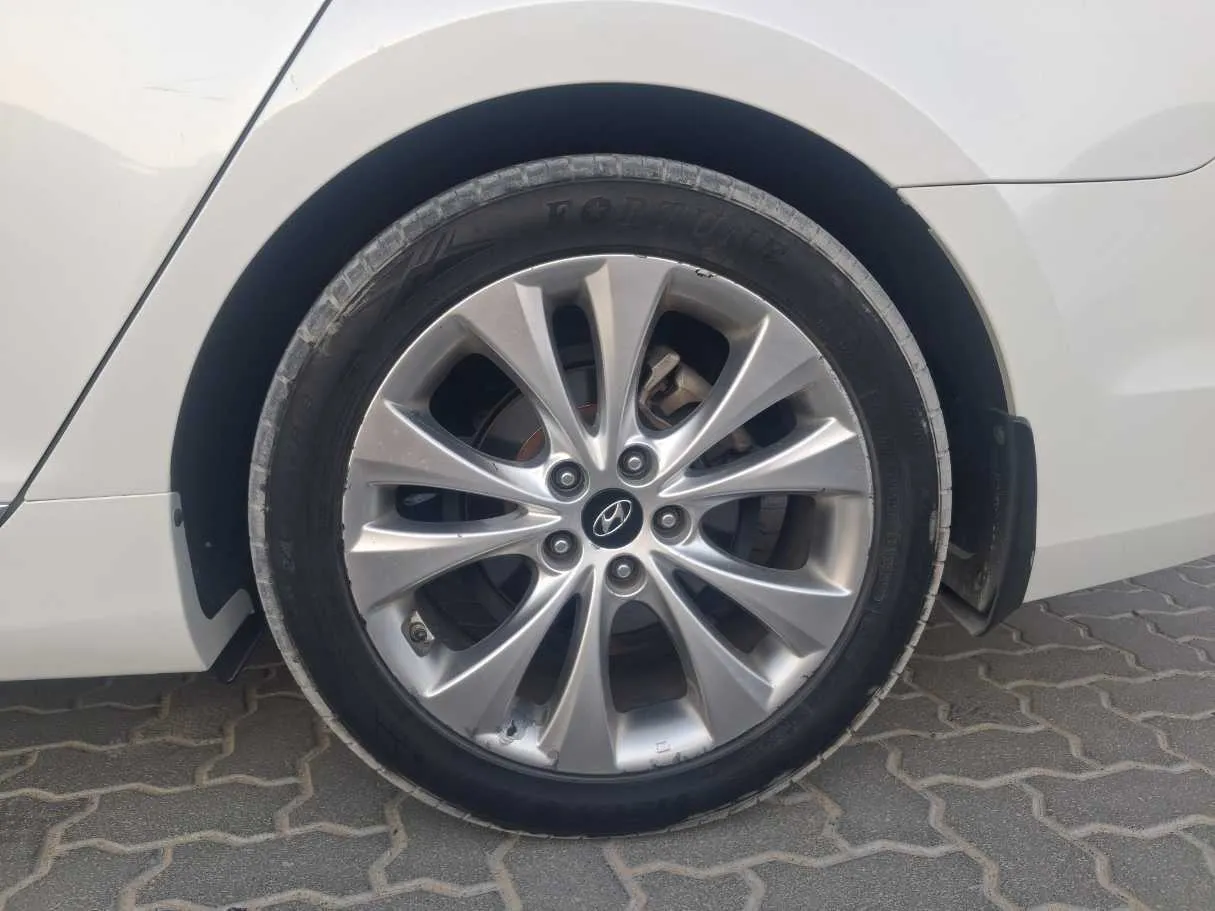 Car image 9